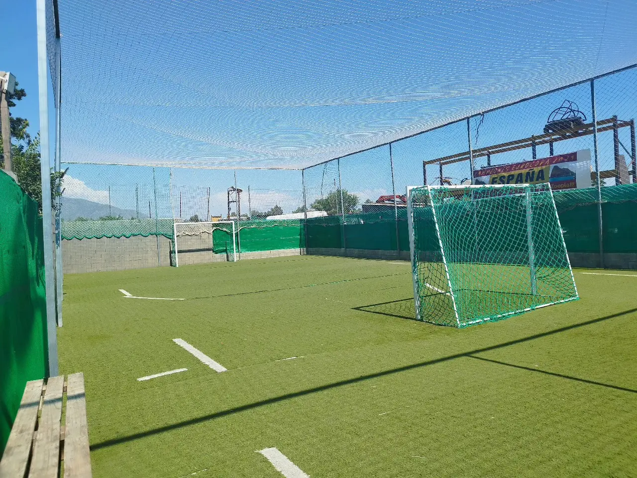 Campo de fútbol de césped artificial de Villa Meli con porterías y vallado