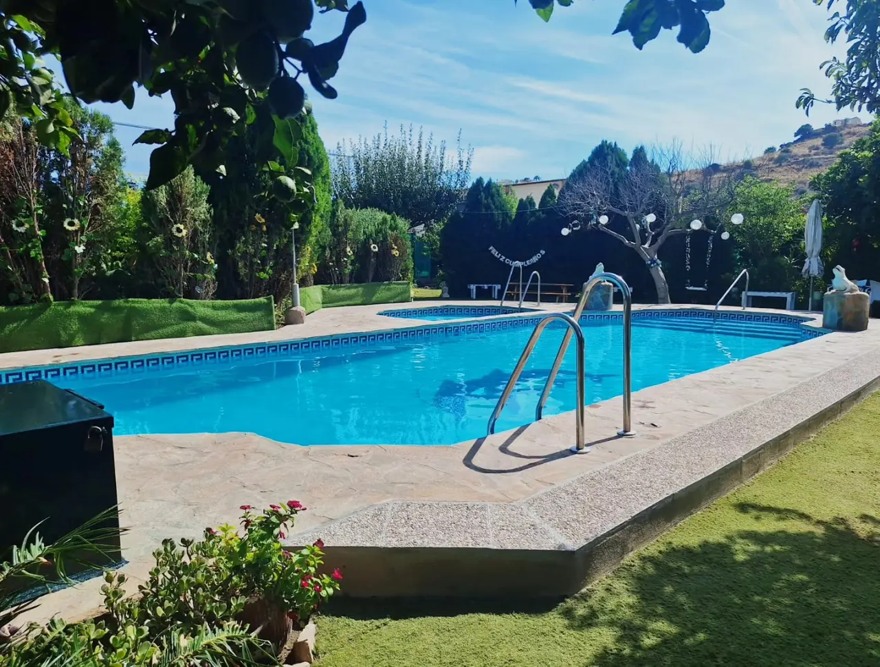 Piscina de Villa Meli con vistas a las colinas verdes del campo de Mijas